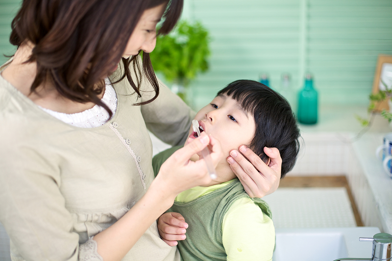 お子さまの仕上げ磨きを続けましょう